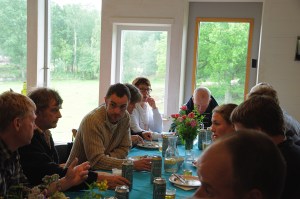 Erik, Emma, Bertil och Thomas diskuterar över middagen.
