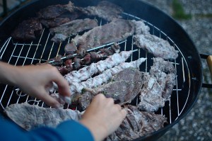 Olika typer av högrevsbitar på grillen.
