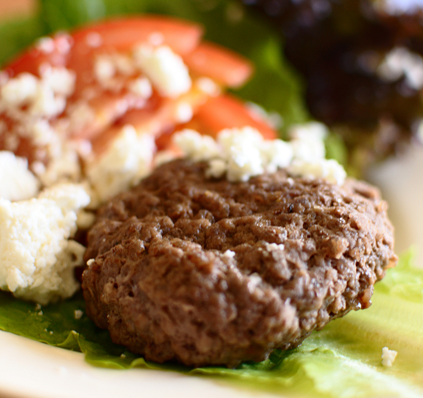 Köttfärsbiff med fetaost och sallad Köttfärsbiff med fetaost och sallad