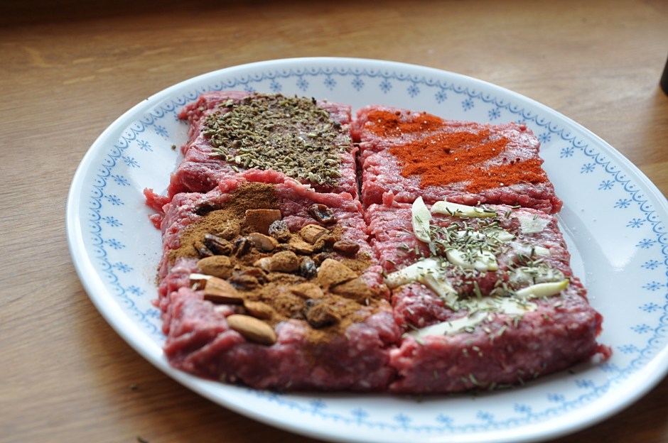 Fyra små biffar färdiga för stekpannan