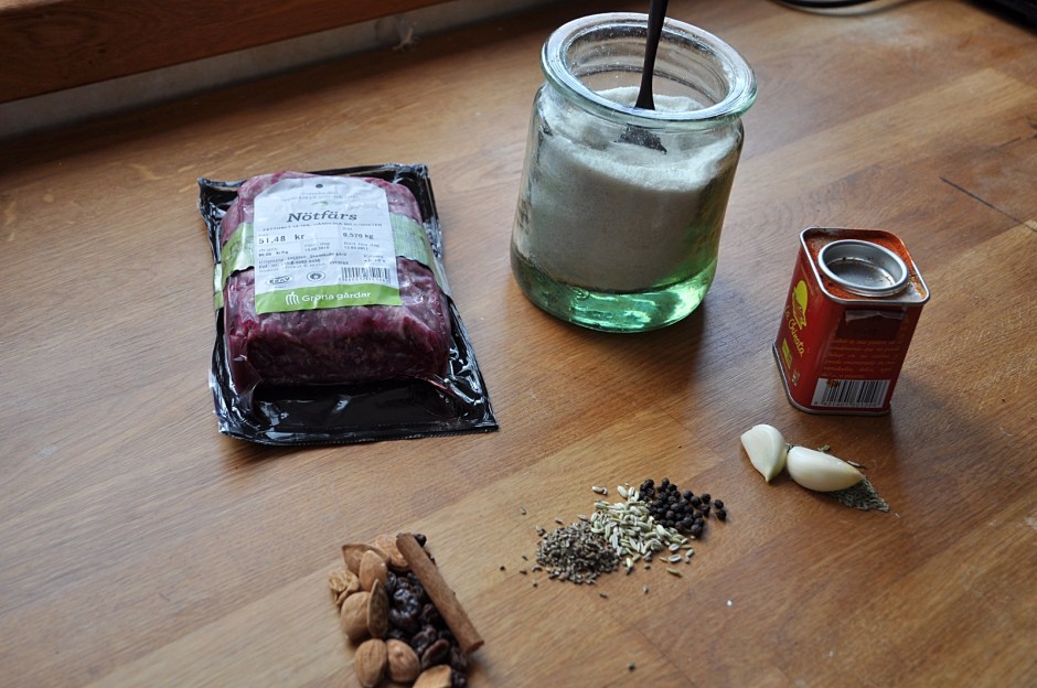 Nötfärs och ingredienser till fyra små biffar