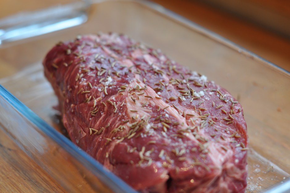 Högrev med salt och kummin, redo för ugnen